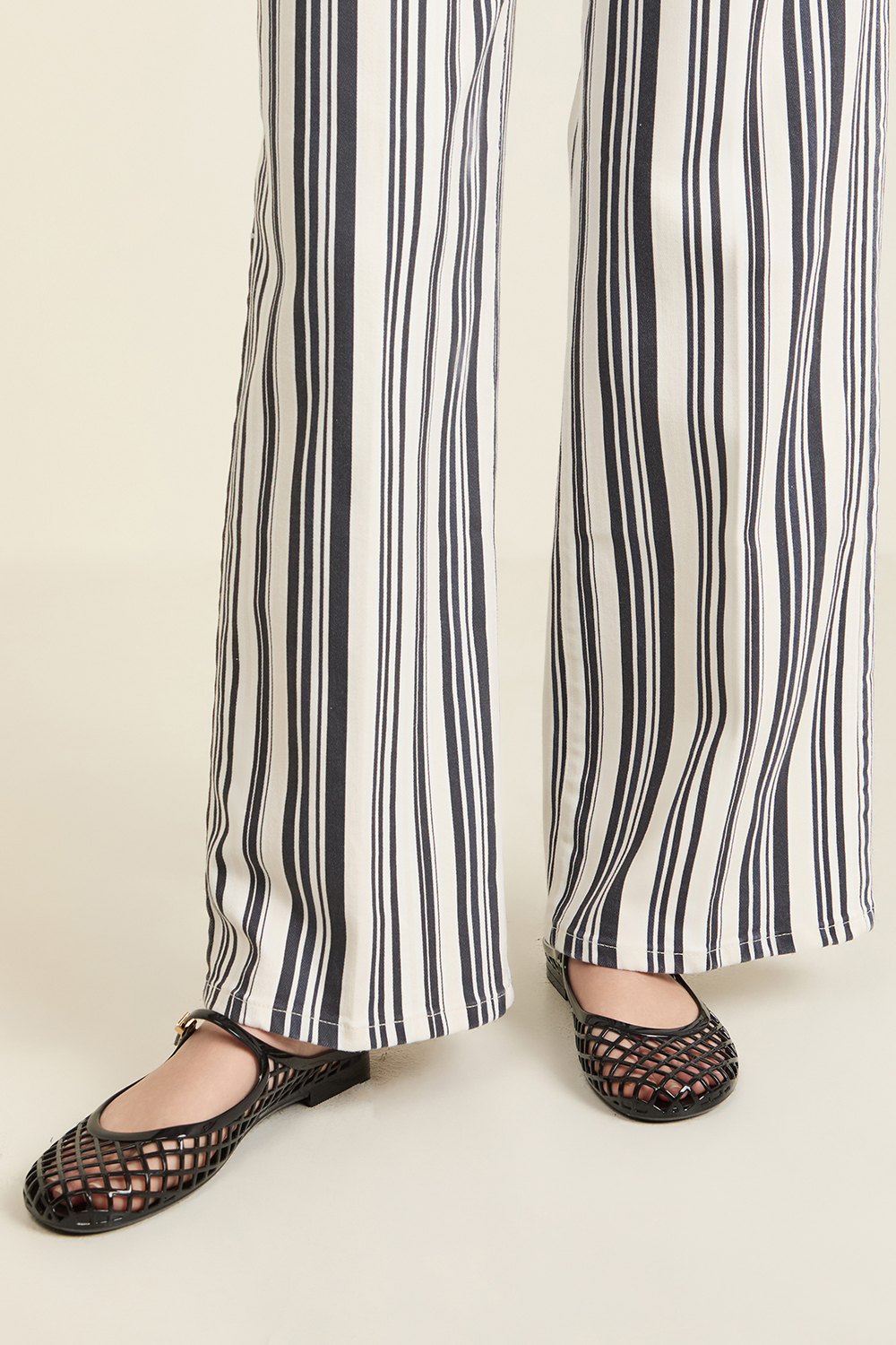 תמונת כל הלוק של כפכפי סליידס מרי ג'יין TORY BURCH